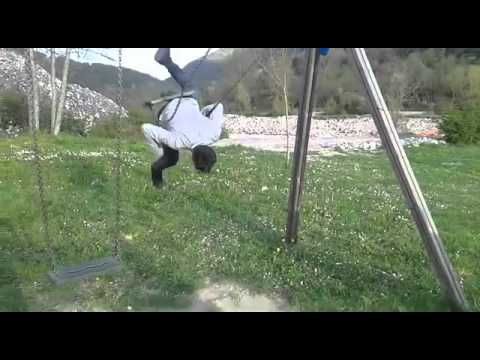 Cade da altalena montoggio