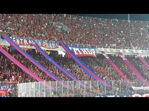 "Esta es la hinchada más grande del Paraguay - La Plaza y Comando, Cerro Porteño" Barra: La Plaza y Comando • Club: Cerro Porteño