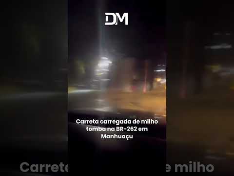 Carreta carregada de milho tomba na BR-262 em Manhuaçu