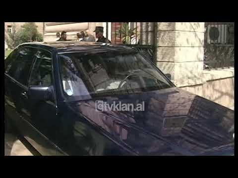 Kryetari i Kuvendit Dokle dorezon ne Presidence vendimin per shkarkimin e Rakipit - (19 Mars 2002)