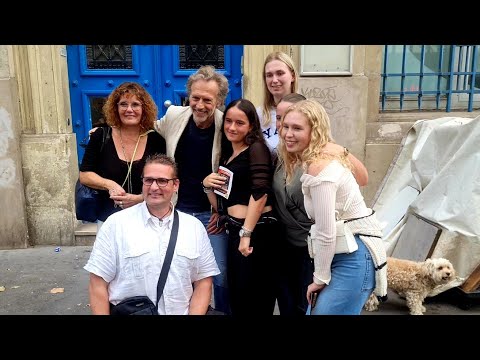 Stéphane Freiss salué par les spectateurs, Le Cercle des Poètes disparus, Paris, 2024