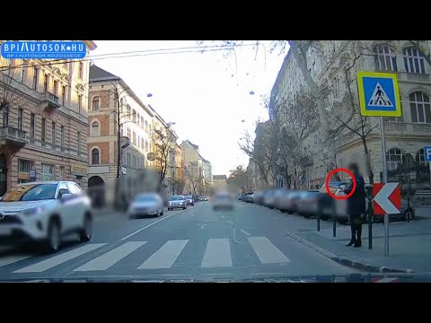 Videó a ZOMBI telefonnyomkodó gyalogosról, aki még a dudálásra sem reagál