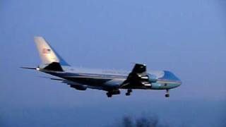 preview picture of video 'Air Force One landing at Stansted Airport on 31/03/09'