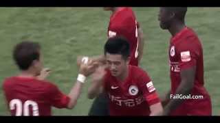 حارس يستقبل هدفًا أثناء شرب الماء حارس يستقبل هدفًا أثناء شرب الماء