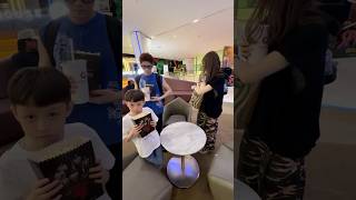 自分の物は自分で持とう！親父に怒られてイジケる弟…😱
