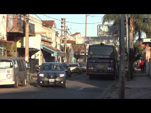 El 166 Metrobus zarandeando por Haedo, Barrio Envión I