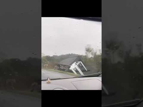 Caminhão sai da pista na BR-476 em Paulo Frontin