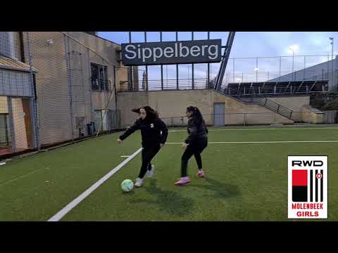Segio Busquets : The "V" | RWDM-GIRLS