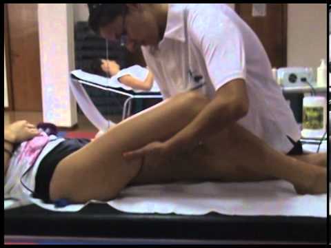 Fatto male alla schiena nella zona delle lame Spine sintomi del dolore e trattamento