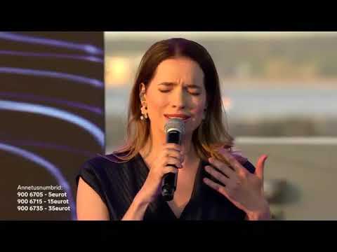 Liisi Koikson laulmas Mereväes "Laulud sõdurile 2021" kontserdil.