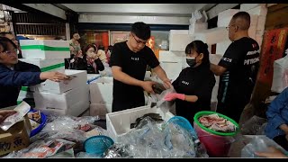 Download the video "車未到60個人在等，中彰海王子海鮮拍賣新北土城延吉街164號海鮮叫賣直播0202"