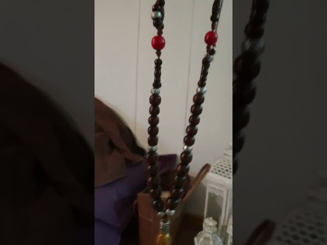 Vídeo relacionado con TINGN, Collar de cuentas de colores y letra inicial, hecho a mano, estilo boho, personalizable, para mujeres, niñas y bebés, ideal como regalo de cumpleaños, 35-40 cm, Acero inoxidable