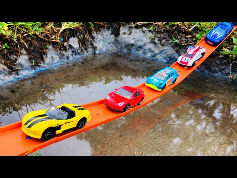 Carritos para Niños en Piscina de Agua - Carros de Carrera - Videos de Coches HotWheels