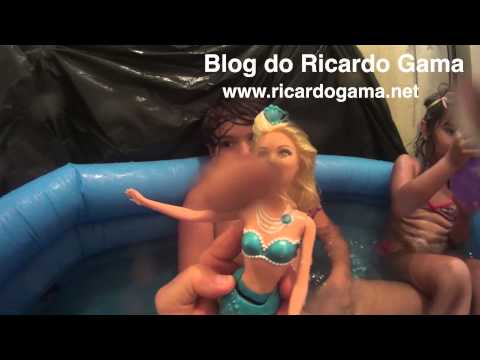 Barbie Sereia das Pérolas na piscina do banheiro fazendo bagunça com pai e filhos 
