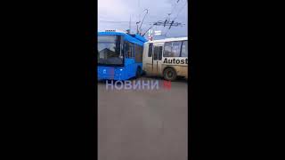 Рух у центрі Миколаєва заблокований: тролейбус врізався в автобус, який зіткнувся із «Фордом» (відео)