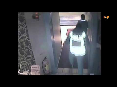 Övervakningsbilderna visar hur gärningsmännen går till attack