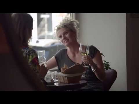 Carina och Christine fyllnar till under vinlunch