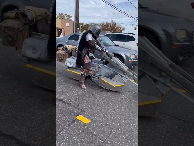 Vídeo relacionado con Star Wars The Mandalorian Big Face Poster Sudadera con Capucha
