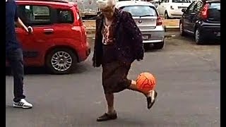 Смотреть онлайн Бабушка на улице играет в футбол