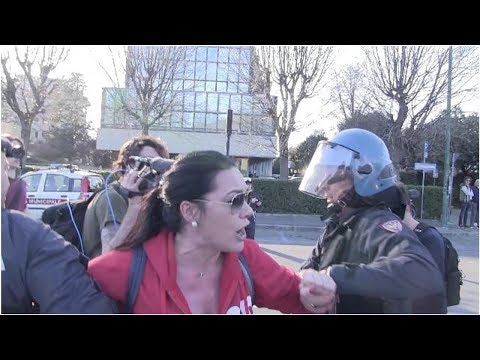Prato, contro il presidio di Forza nuova in piazza migliaia di persone. Tensione e cori contro Ga...