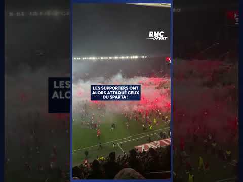 Fumigènes LANCÉS, terrain ENVAHI... le derby de Prague part en vrille COMPLÈTE !