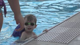 preview picture of video 'Les enfants se baignent à Osprey'