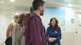 שגיא דקל-חן נפגש עם אחיותיו בבי"ח שיבא (עדכוני משרד ראש הממשלה) - התמונה מוצגת ישירות מתוך אתר האינטרנט יוטיוב. זכויות היוצרים בתמונה שייכות ליוצרה. קישור קרדיט למקור התוכן נמצא בתוך דף הסרטון