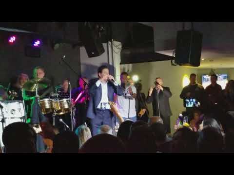 Lalo Rodriguez en concierto Latin Roots