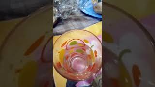 Когато слагаме топчета лед във вода ледът се разтапя и то за много малко време.