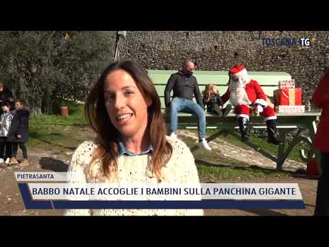 2021-12-05 PIETRASANTA - BABBO NATALE ACCOGLIE I BAMBINI SULLA PANCHINA GIGANTE