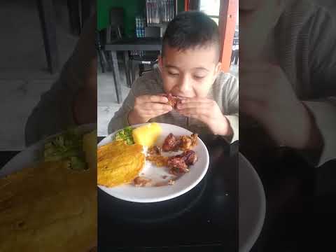 Santi almorzando en Villalobos municipio de Santa Rosa, Cauca