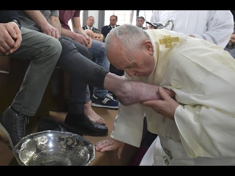 Papst wäscht Häftlingen die Füße