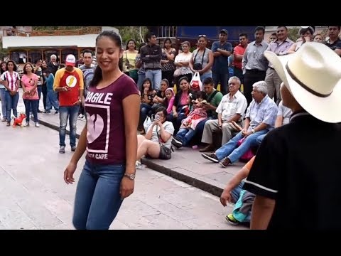 Zapateando el Caballito con el Trío Tordo Huasteco en el centro de SLP