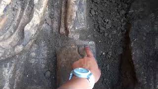 Късноримска статуя лежи под стълбището в Хераклея Синтика