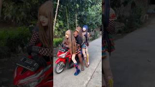 Download lagu Cowo ganteng naik motor bawa tiga cewe cantik mp3 Download lagu Cowo ganteng naik motor bawa tiga cewe cantik mp3