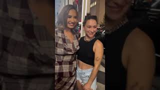 Demi Lovato stuns taking photos with a fan. #demilovato