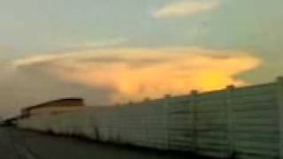 preview picture of video 'PROBABILE ASTRONAVE UFO NASCOSTA DA NUVOLE'