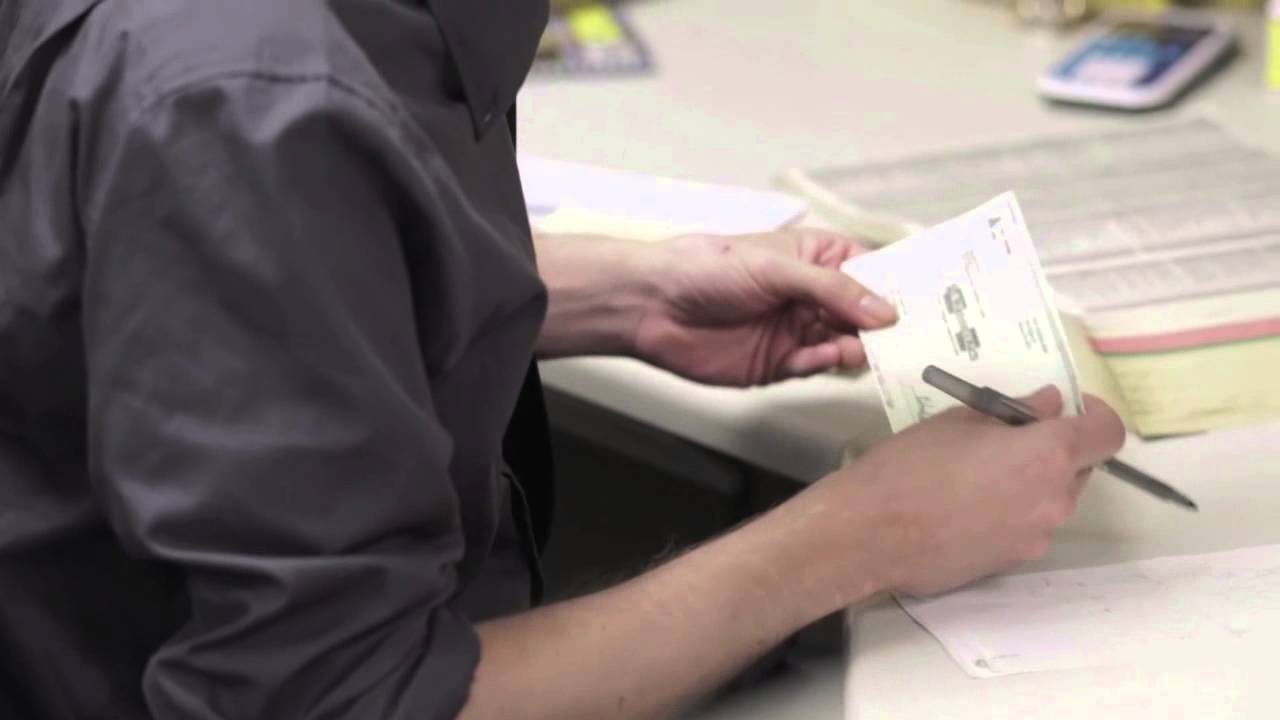 Miniature de la vidéo Official US Trailer du film Buzzard