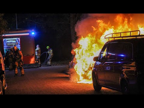 Brandweer Berghem komt met spoed ter plaatse bij een autobrand aan de Willy Andriessenstraat in Oss