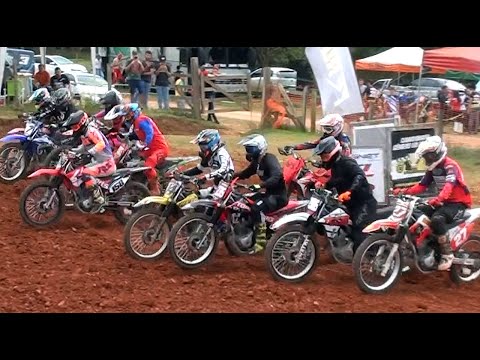 Disputa boa na corrida da Nacional 250cc Pró na Copa Gêmeas de Velocross em Contenda Pr
