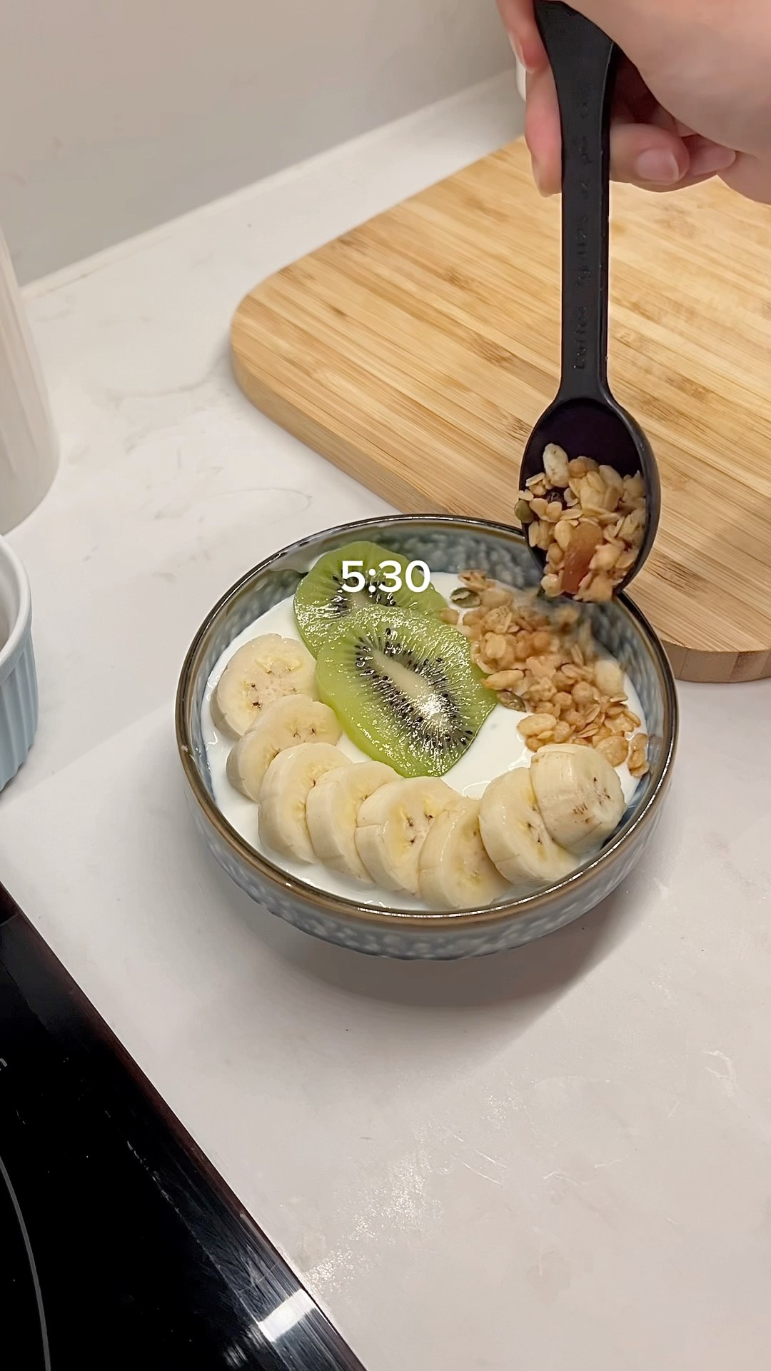 Bangun pagi jam 4:50, siap-siap untuk memulai hari dengan semangat!✨ Siapa yang suka rutinitas pagi kayak gini?