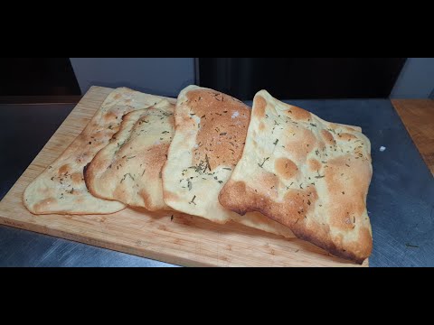Schiacciata croccante - RICETTA FACILE E VELOCE SENZA LIEVITAZIONE