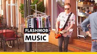 Video thumbnail of "Sensationeller Flashmob „Music" mit Mr. Music - John Miles himself in Landau"