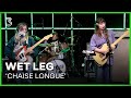 Wet Leg speelt 'Chaise Longue' | 3FM Live Box | NPO 3FM