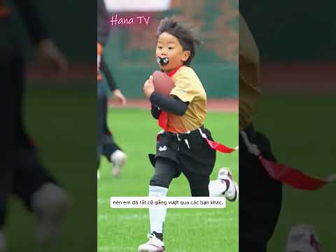 Cậu bé đang thương bị giật cờ hiệu trước vạch đích #shorts