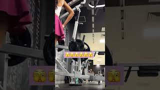 カメラアングルを忘れてた筋トレ女子🫣