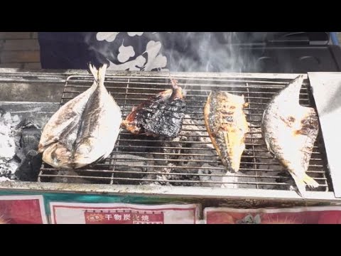 YouTube Video 伊東港直送の地魚をその場で七輪で焼き地酒を味わう「おさかなもくもくフェス」が開かれる　静岡・伊東市の伊豆高原駅