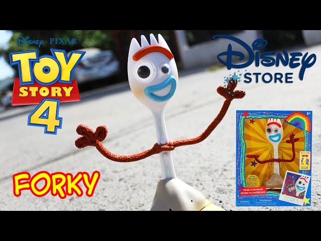 Vídeo relacionado con Disney Store Official, Toy Story de Pixar, Forky, figura acción interactiva parlante, 18 cm, juguete tenedor-cuchara y más de 15 frases en inglés, interactúa con más personajes, para mayores de 3 años