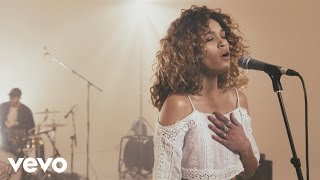 Izzy Bizu - Mad Behaviour (Live)