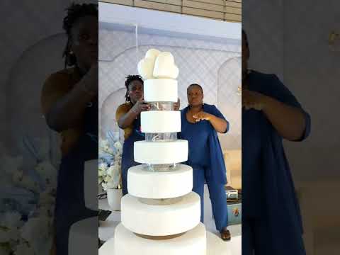 The process of making a huge wedding cake (final part)